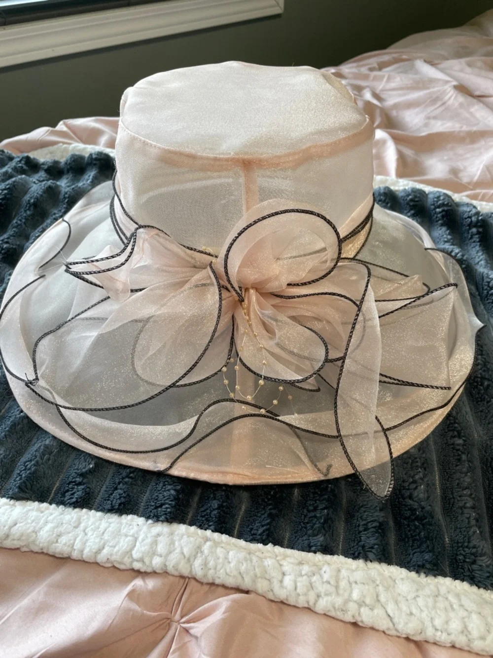 Kentucky Derby Vintage Elegant Women's Light Pink Sheer Organza Wide-Brim Hat - Picture 1 of 5